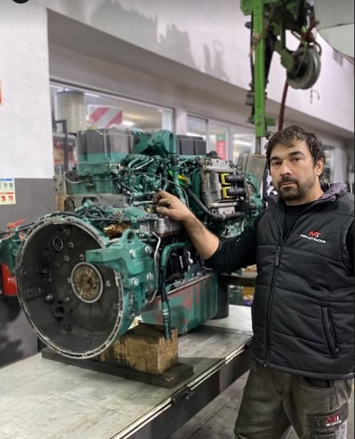 Rui, chefe de oficina Mecatrucks, com motor Volvo